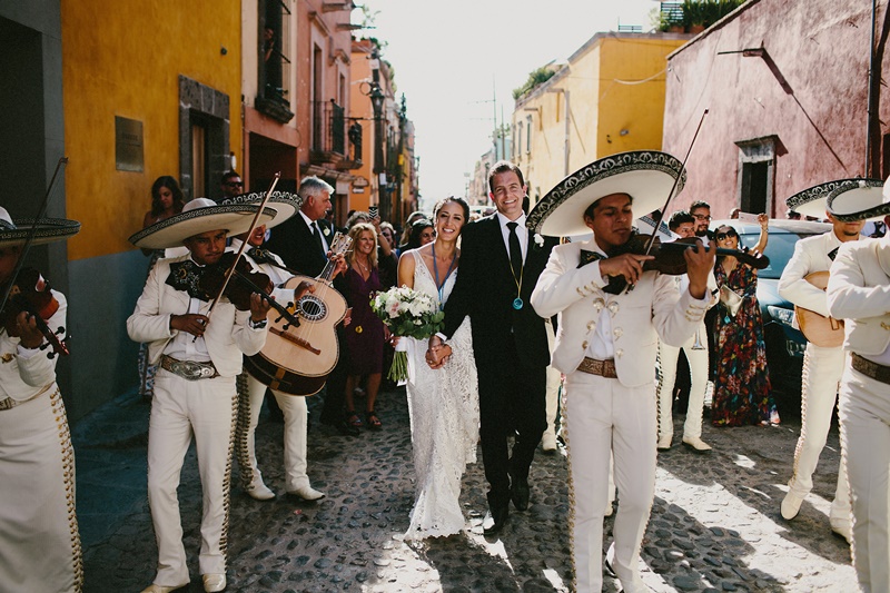 Destination wedding no México: cerimônia pé na areia ao pôr do sol