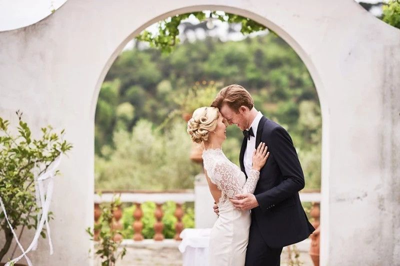 Casal no destino da lua de mel após o casamento