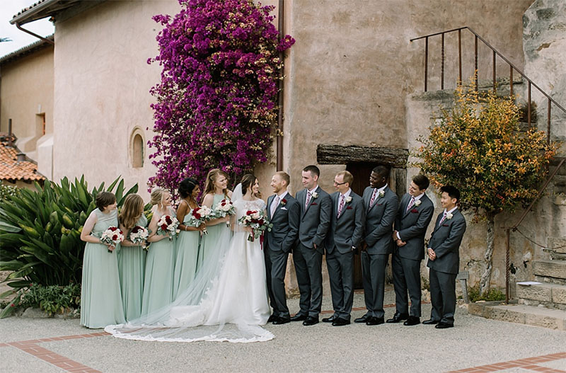 pátio histórico da Missão Carmel preparado para destination wedding na Califórnia