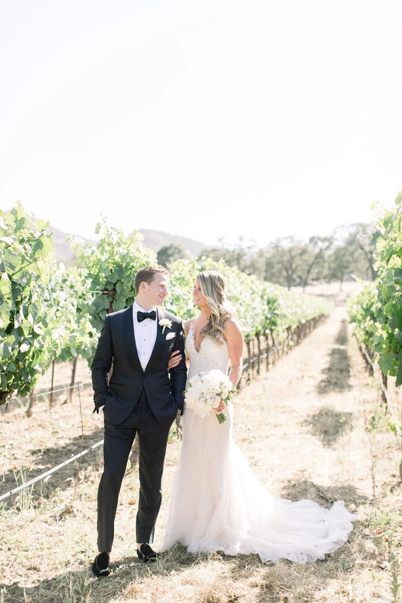 noivos em destination wedding na Califórnia entre fileiras de vinhedo