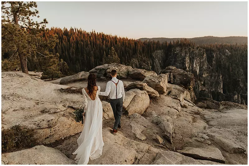destination wedding na Califórnia em Yosemite com rochas de granito ao fundo