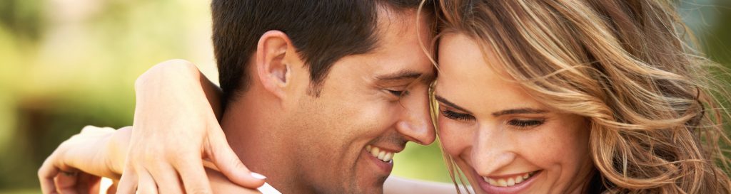 |cuidado pele no dia do seu casamento|cuidados pele no dia do seu casamento|cuidados com a pele no dia do seu casamento|no dia do seu casamento|exercício no dia do seu casamento||Beautiful blonde bride with bouquet of spring flowers outdoor|