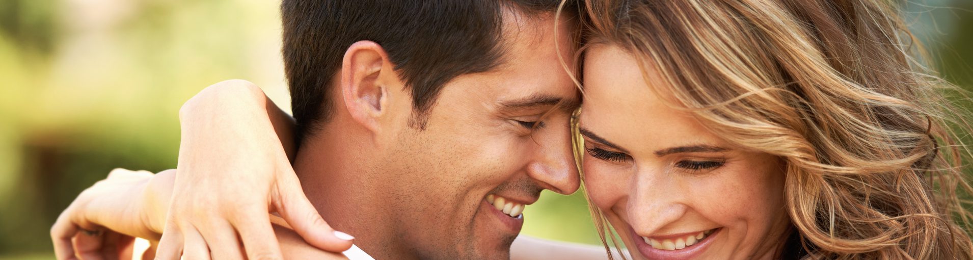 |cuidado pele no dia do seu casamento|cuidados pele no dia do seu casamento|cuidados com a pele no dia do seu casamento|no dia do seu casamento|exercício no dia do seu casamento||Beautiful blonde bride with bouquet of spring flowers outdoor|