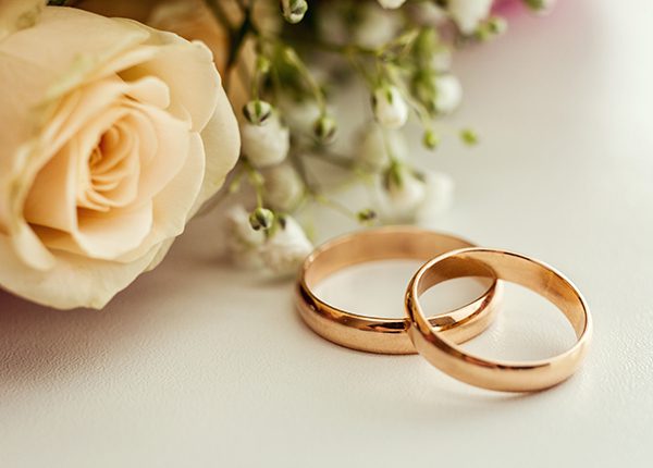 |um par de mãos feminina e masculina usando alianças de casamento||uma mão feminina e uma mão masculina mostrando as alianças de casamento|||||||||