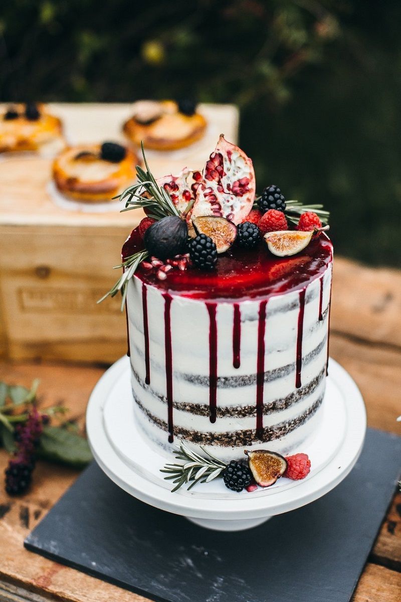 drip-cake-com-calda-vermelha