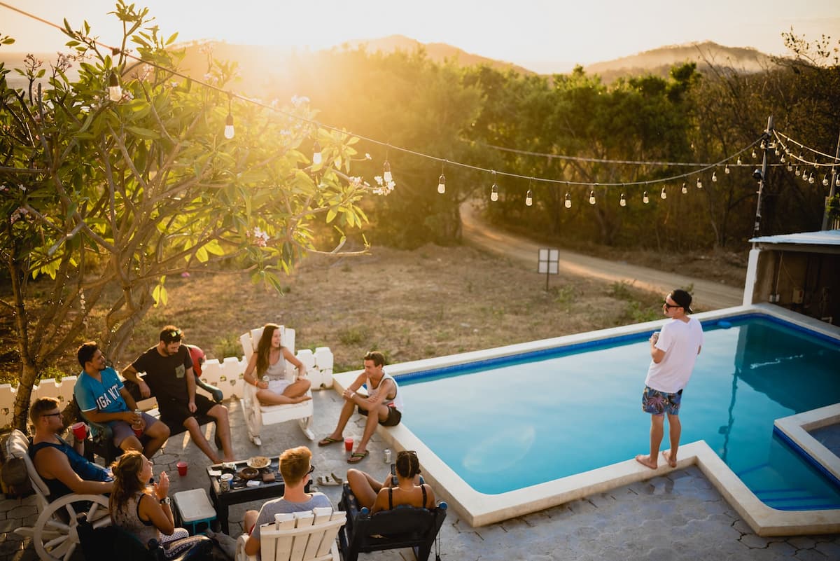 Amigos brincando em chá bar na piscina