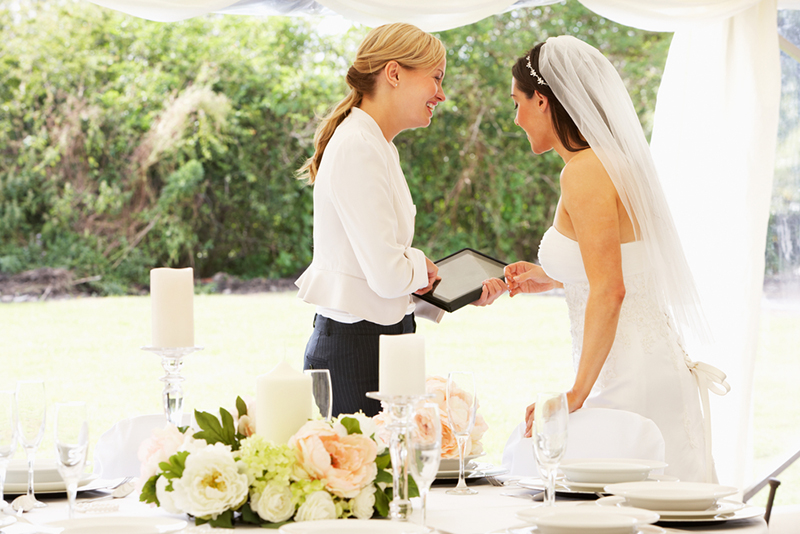 mês que antecede o casamento: noiva organizando detalhes finais