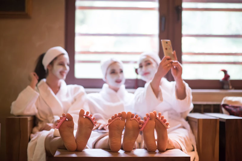 mês que antecede o casamento: casal relaxando antes do grande dia