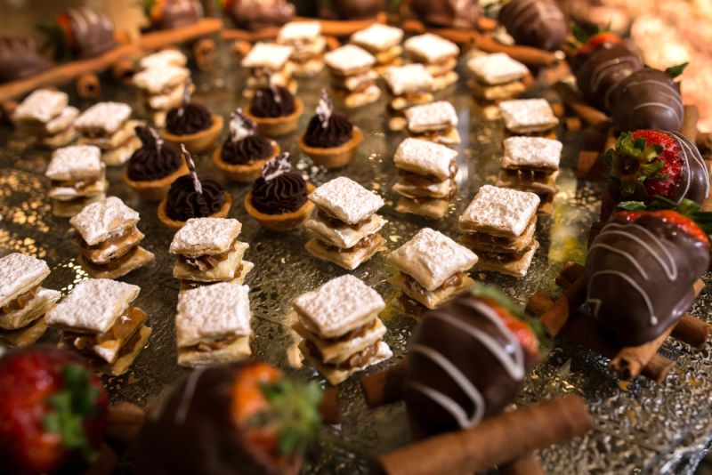 doces para festa de casamento - brigadeiros e docinhos de chocolate