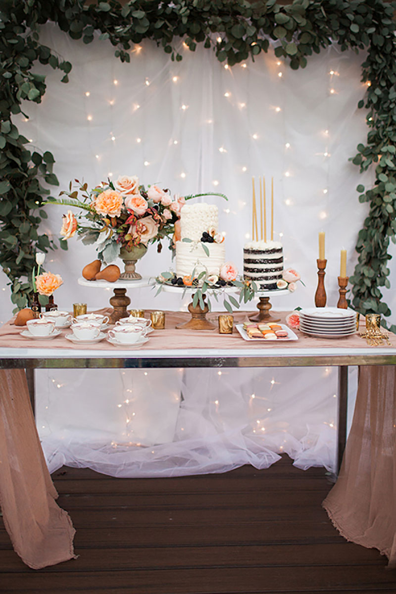 festa de noivado decoração com flores e mesa posta