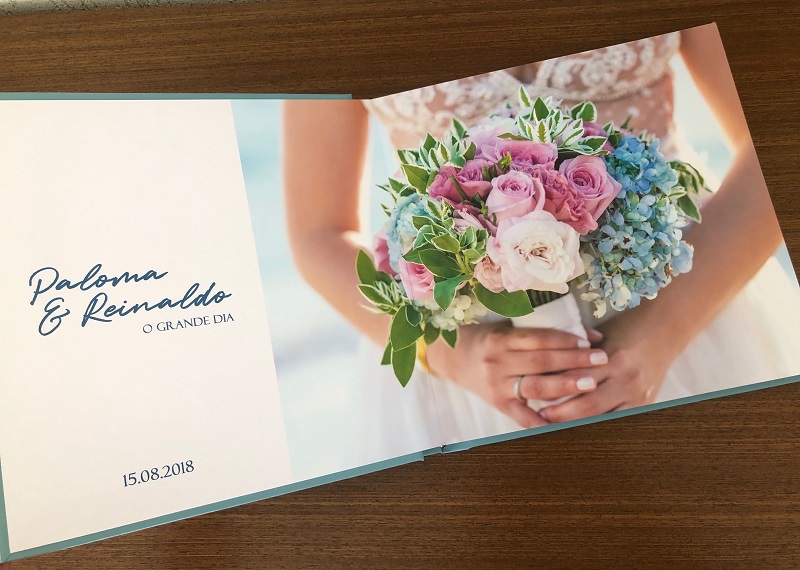 fotolivro de casamento aberto com fotos panorâmicas