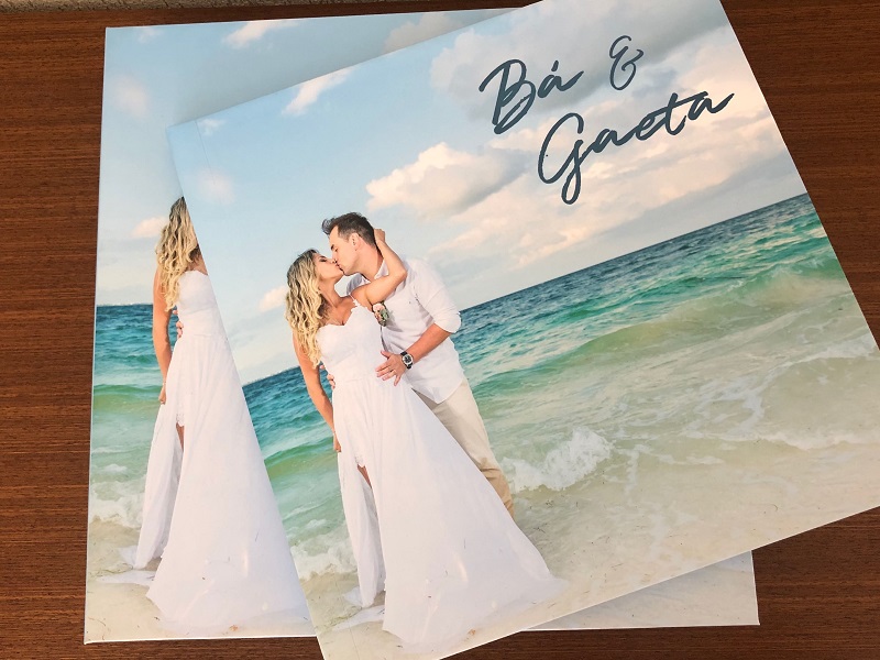 páginas de fotolivro com fotos de casamento