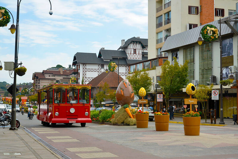 Rua em Gramado, destino de lua de mel no frio no Brasil