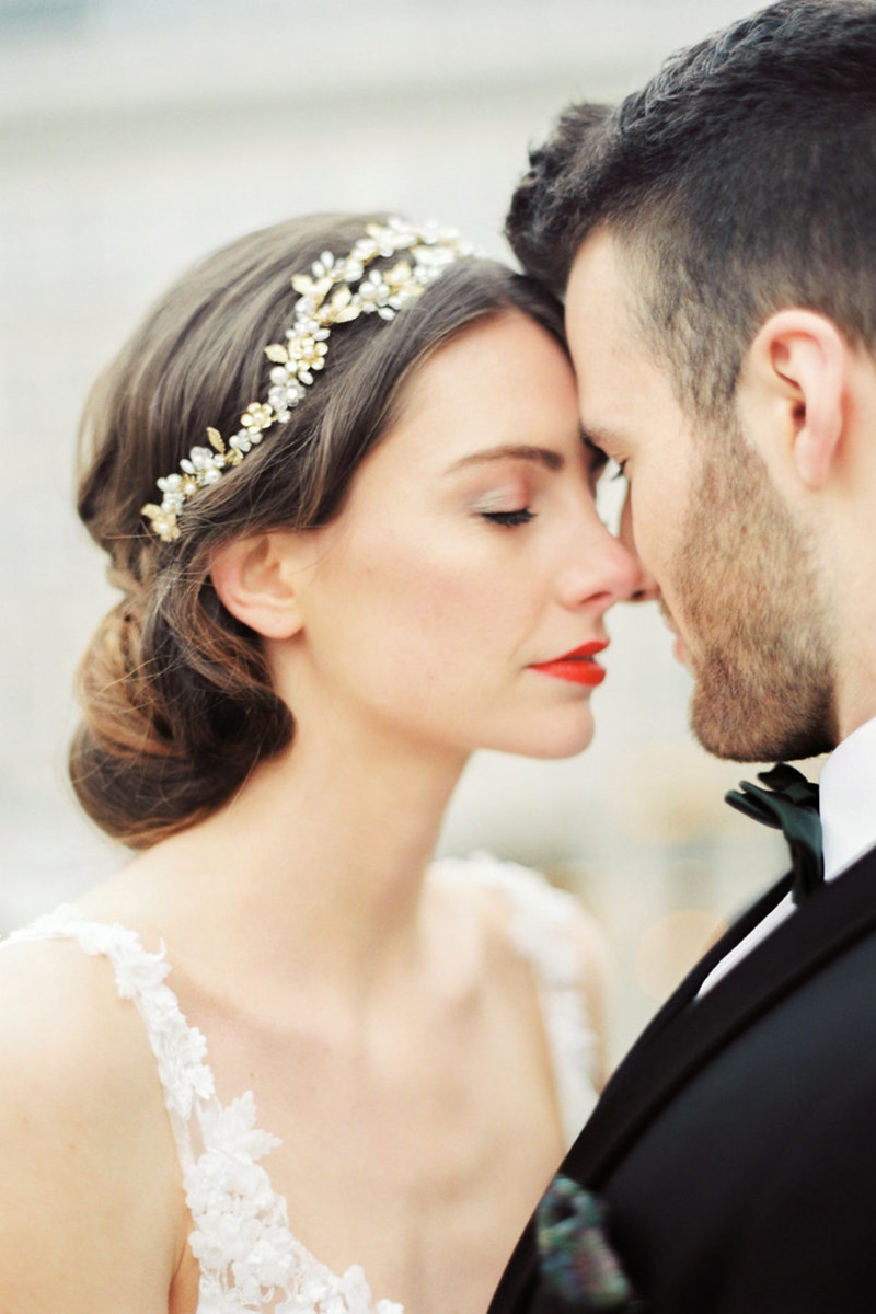 noiva com grinalda de pedrarias modernas