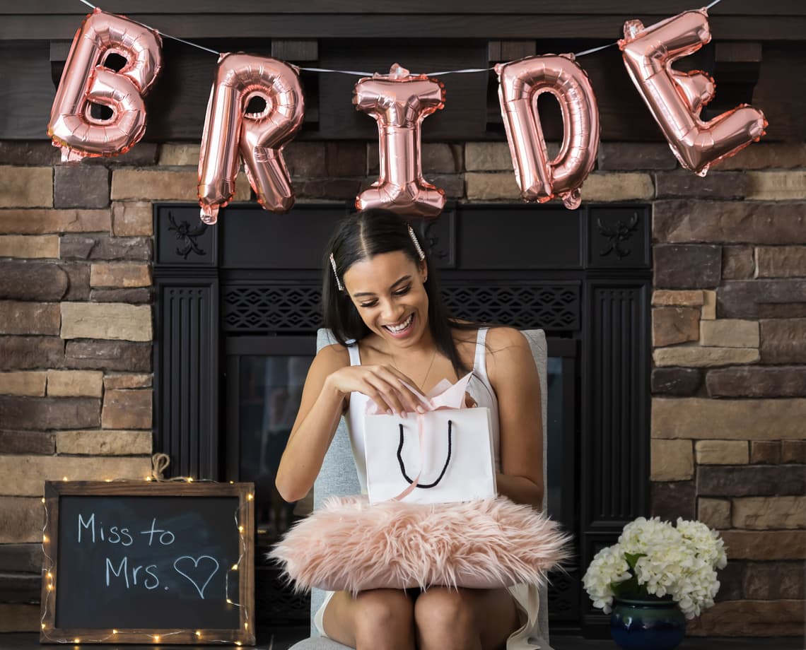 Chá de panela: noiva com presentes e decoração com balões bride