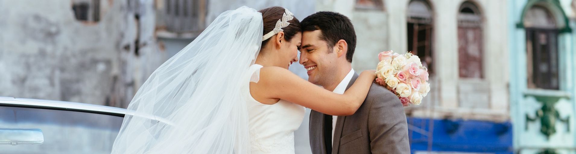 Noivos celebram casamento em carro vermelho. Foto: iStock||Noivos celebram casamento em carro vermelho. Foto: iStock|Votos de casamento saiba como fazer uma declaração|Votos de casamento saiba como fazer|Votos de casamento saiba como escrever|Votos de casamento saiba como já deixar pronto|Votos de casamento para renovação do casamento|Votos de casamento com textos e música|Votos de casamento