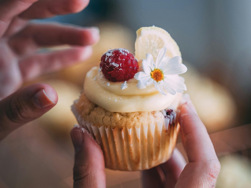 Ideias para arrecadar dinheiro para o casamento: casal vendendo doces