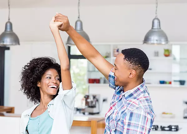 |casal jovem entre um homem e uma mulher e romântico juntos na cozinha|casal de home e mulher negro