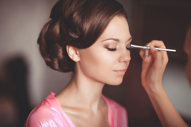 Noiva com maquiagem radiante e iluminador, destacando a beleza no seu casamento