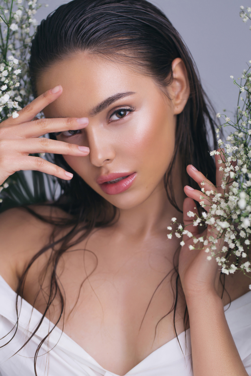 Maquiagem de noiva com blush e iluminador perfeitamente harmonizados para o grande dia