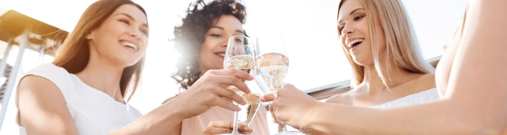 itens-essenciais-para-lista-de-cha-de-panela|noiva-e-madrinhas-abrem-presente-do-cha-de-panela|madrinhas-e-noiva-fazem-brinde-em-cha-de-panela|noiva-e-madrinhas-em-cha-de-panela-no-campo|noiva-e-madrinha-em-cha-de-panela|noiva-e-madrinha-em-cha-de-panela|noiva-abre-presente-em-cha-de-panela|pilha-de-presentes-de-cha-de-panela|Como organizar a lista do chá de panela