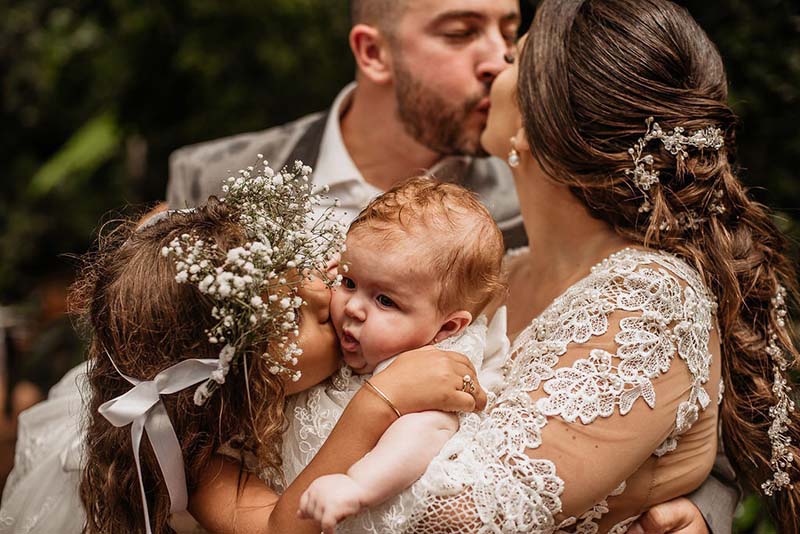 Casamento real Júlia e Laerte ao ar livre com convidados de branco