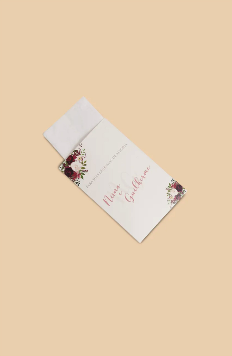 lembrancinhas de casamento divertidas e criativas. Foto mostra um kit de lágrimas de alegria com lenços e um rótulo floral.