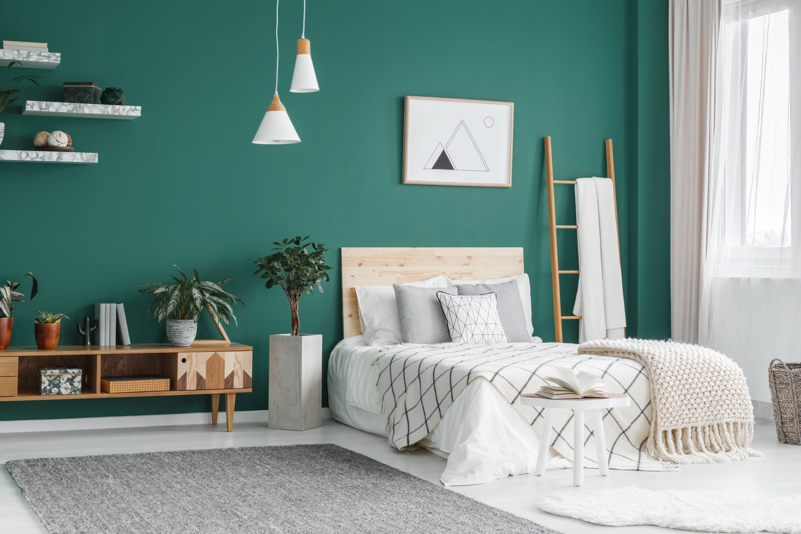 Lista de casamento pronta: quarto com cama de casal e parede verde