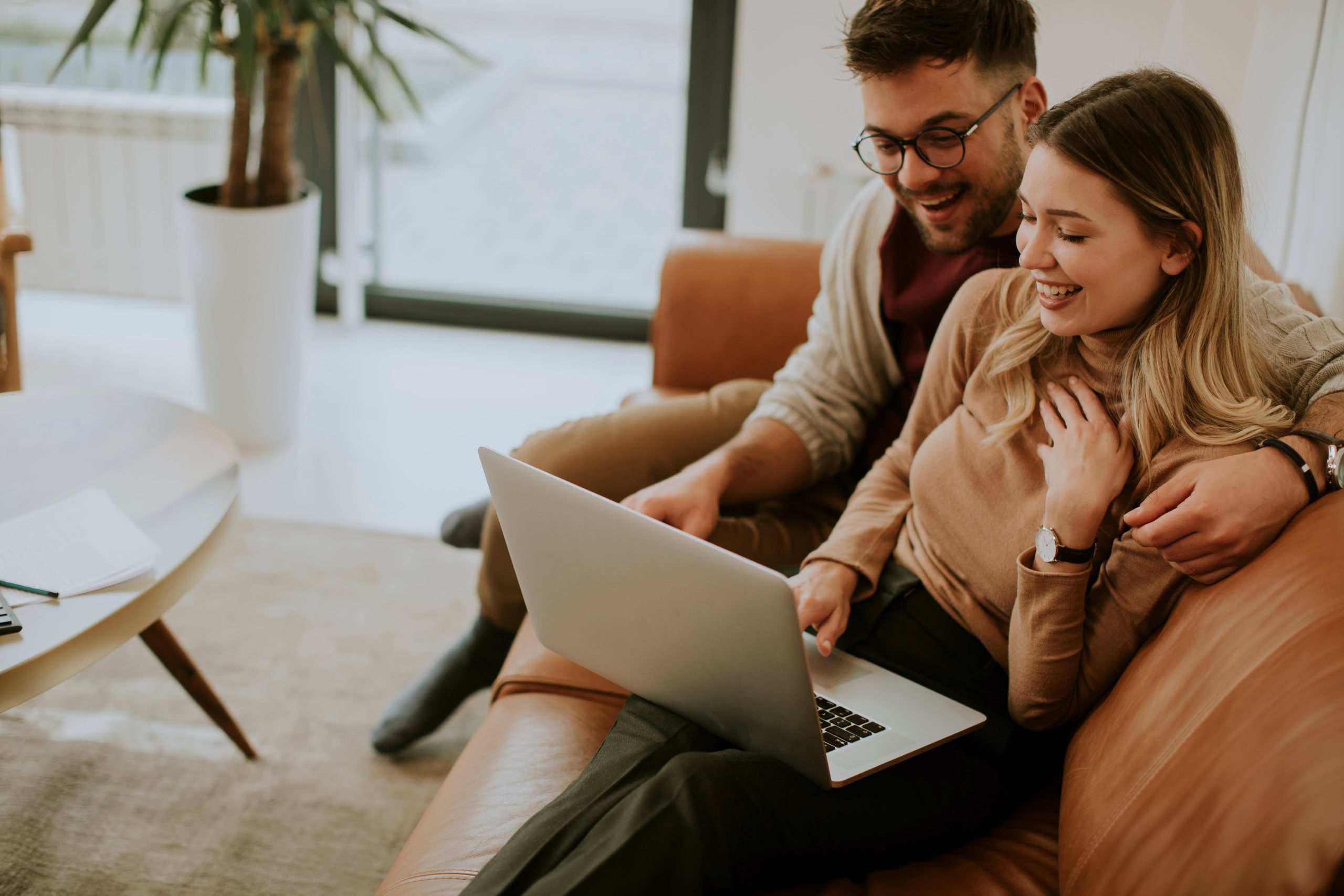 Lista de casamento pronta: casal de homem e mulher olhando o computador