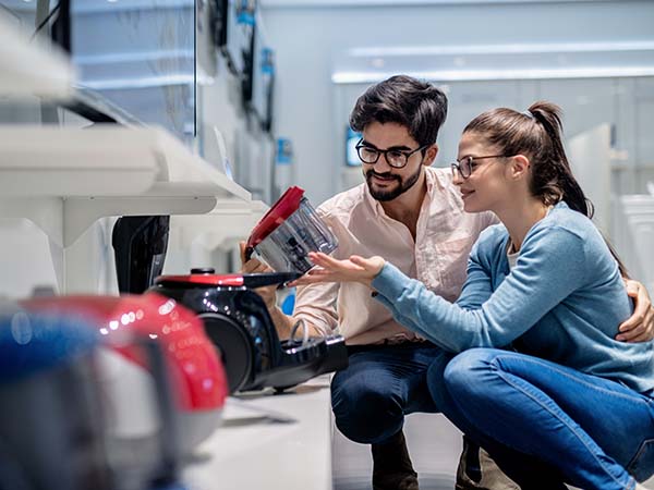 |casal-no-quarto-de-seu-apartamento|noiva-fazendo-as-listas-de-compras|listas-de-compras-para-o-quarto|listas-de-compras-para-a-cozinha|listas-de-compras-para-o-banheiro|listas-de-compras-para-os-convidados|listas-de-compras-para-o-enxoval|casal-preparando-refeição|casal-compartilhando-refeição|