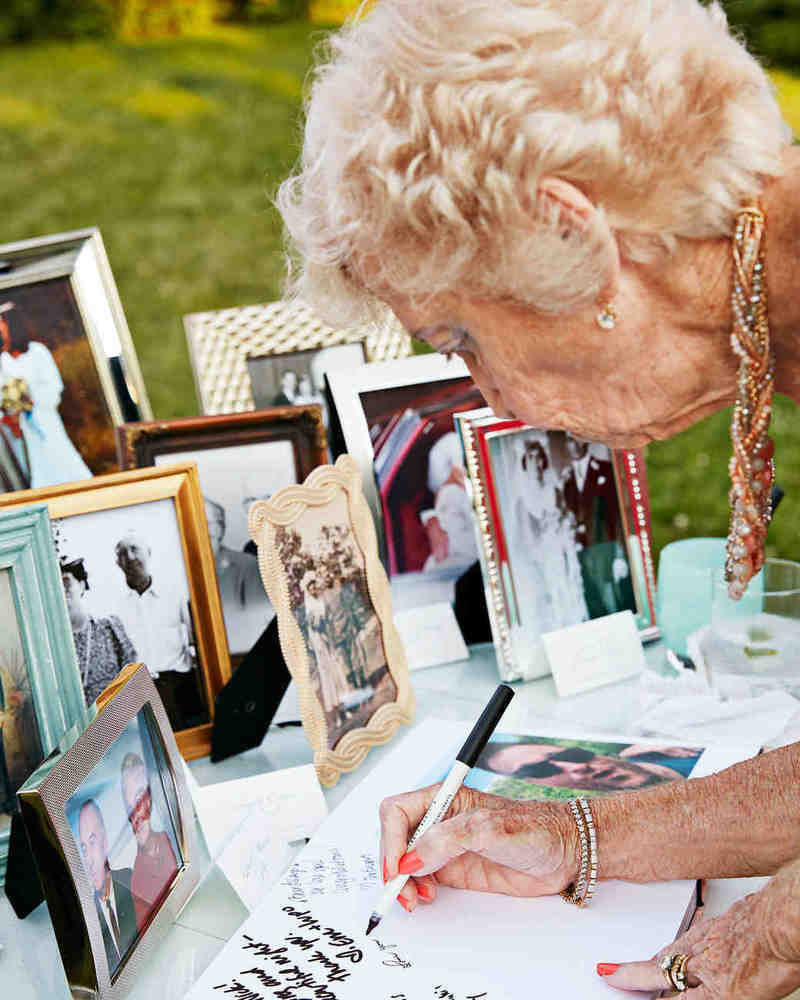 mesa do livro de assinaturas organizada com canetas e instruções