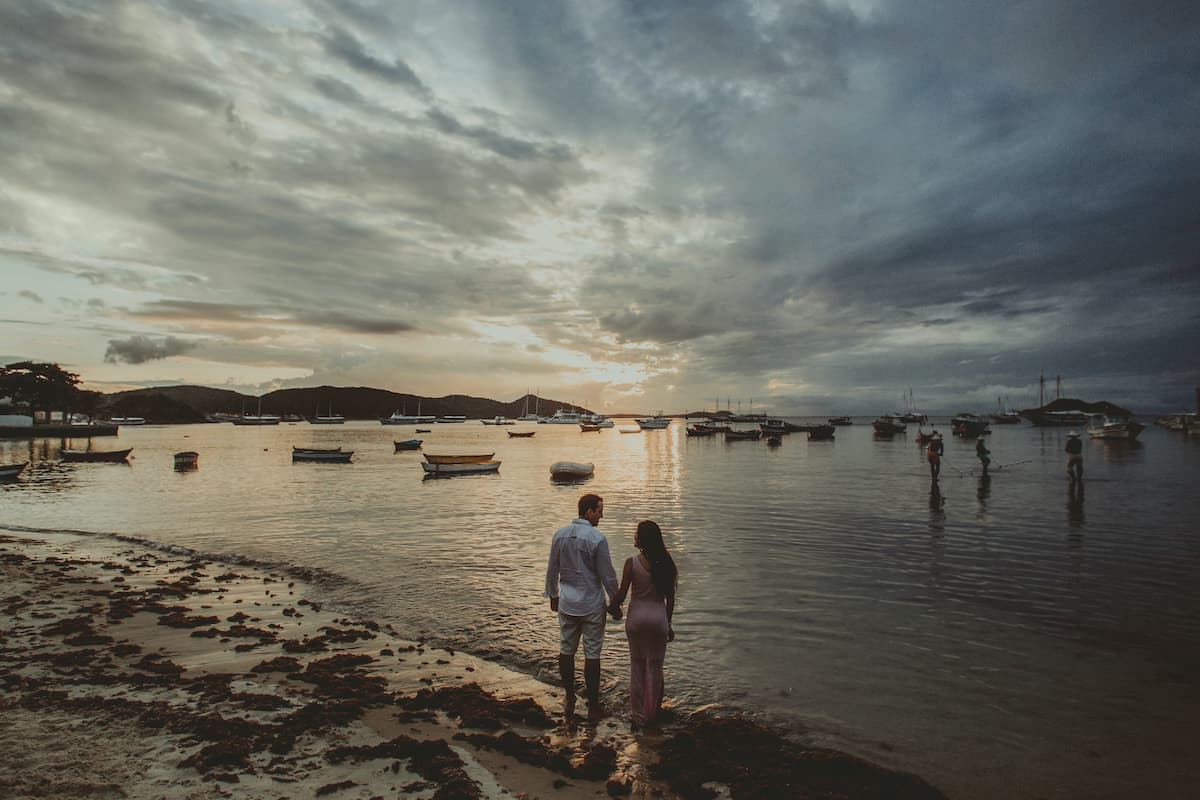 Lua de mel em Búzios: casal na frente do mar