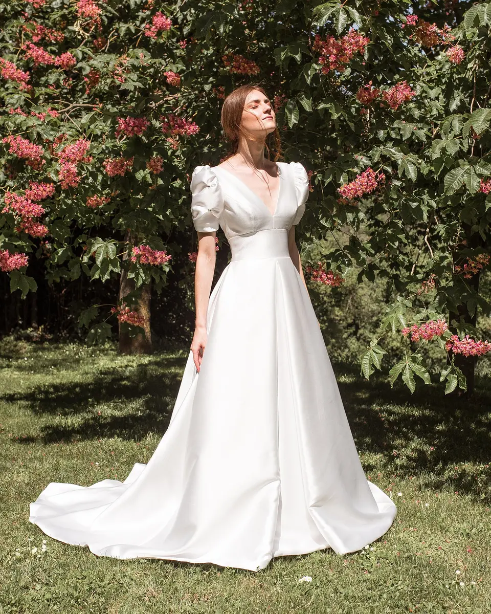 vestido de noiva Bridgerton com mangas bufantes e cintura império