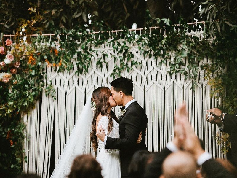 cerimônia-com-backdrop-de-macramê