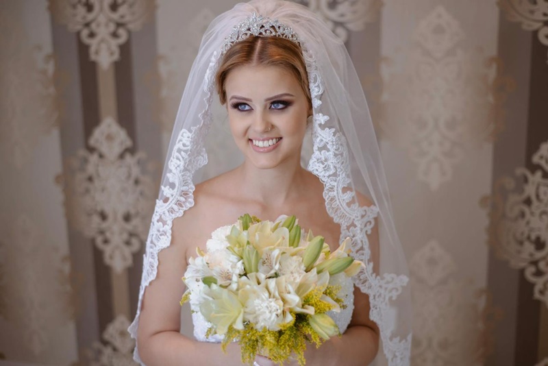 Noiva sorrindo com maquiagem airbrush impecável