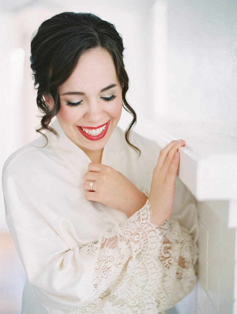 Maquiagem para noiva com brilho nos olhos e batom vermelho clássico