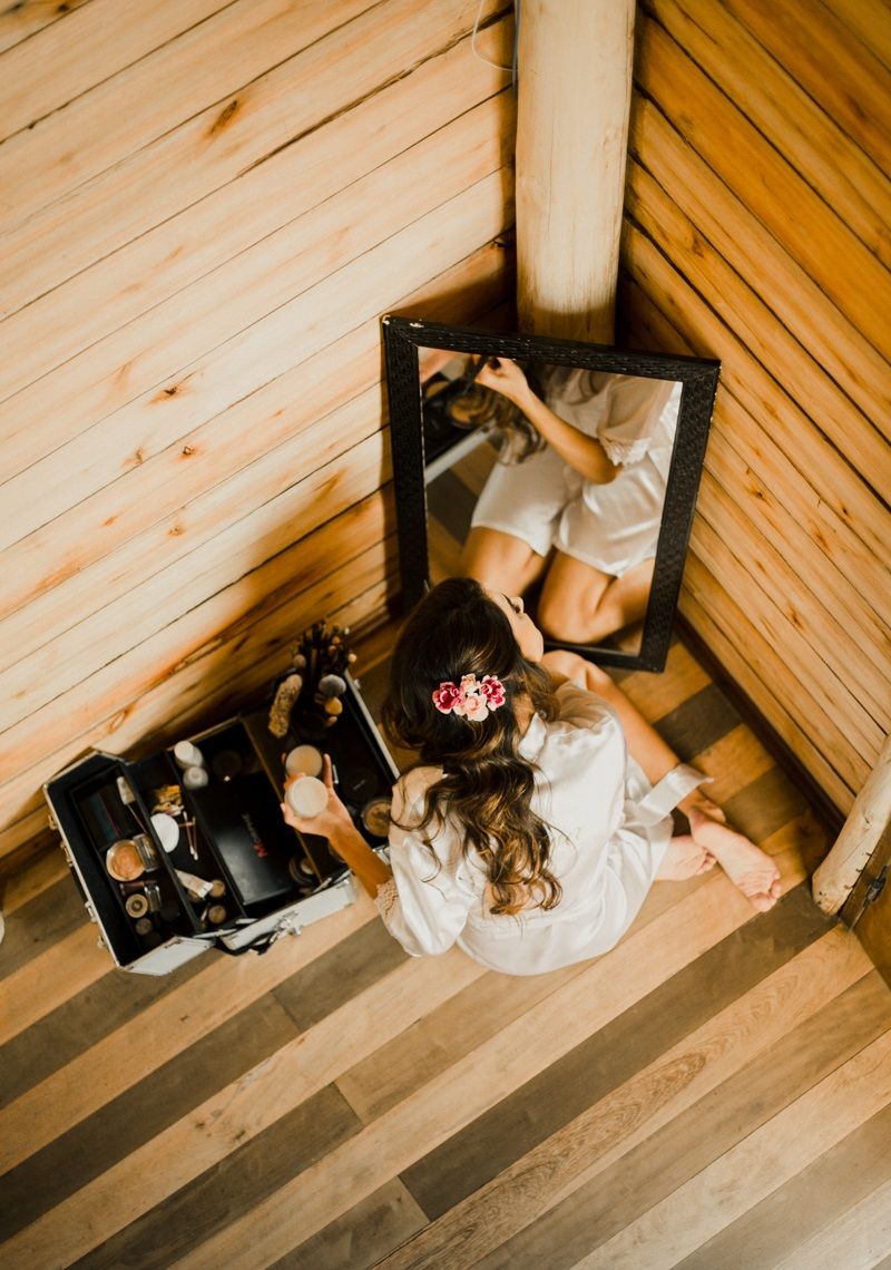 Noiva sorrindo com maquiagem para noiva à noite com brilho sutil e foco na pele