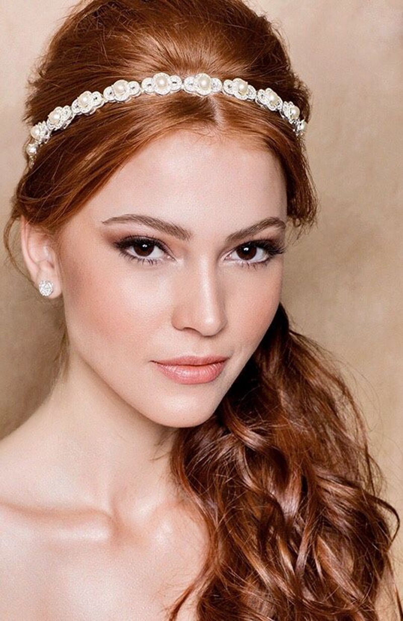 Maquiagem para noiva em tons terrosos e brilho no centro da pálpebra