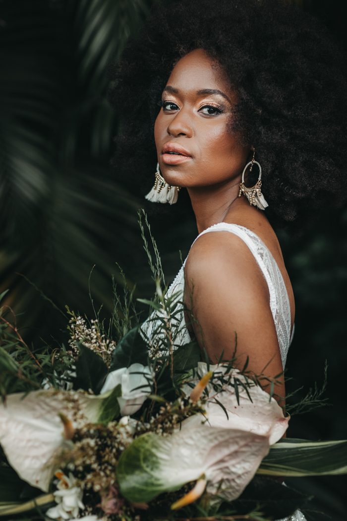 Close-up de noiva negra com maquiagem destacando os olhos, mostrando a diversidade da maquiagem para noivas negras.