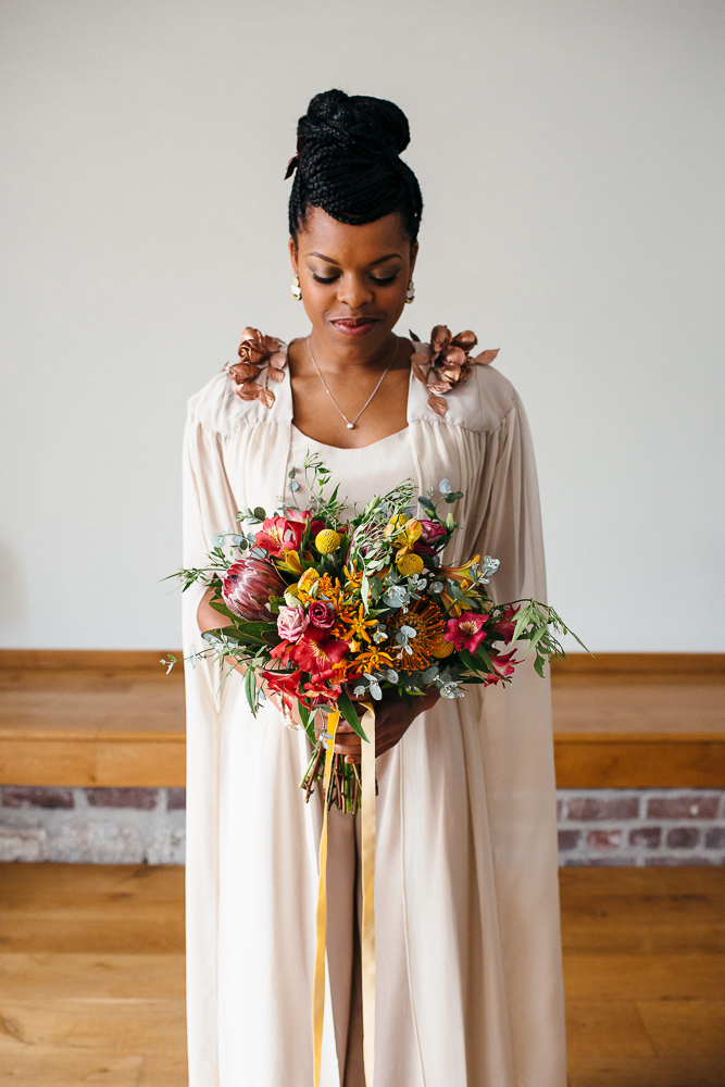 Noiva negra com maquiagem noturna, destacando o contraste de luzes para maquiagem para noivas negras.