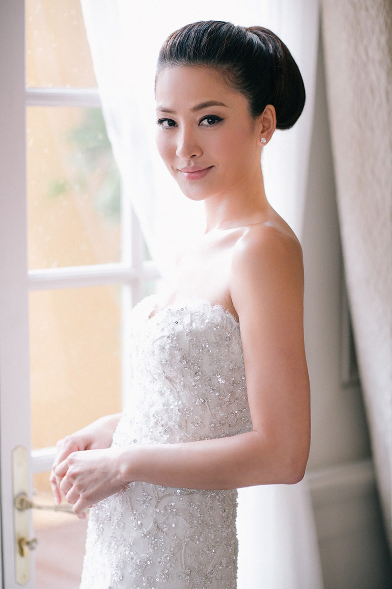 Noiva oriental com maquiagem suave e elegante, destacando a pele iluminada.