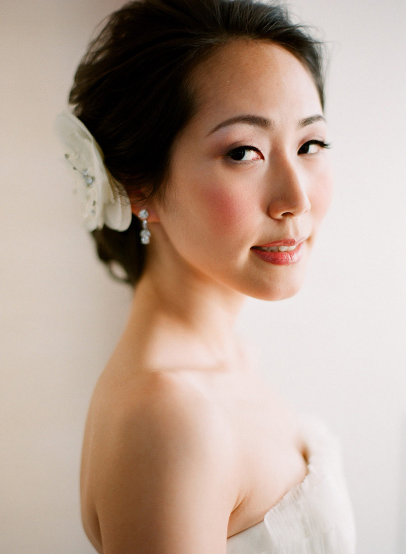 Maquiagem para noiva oriental em casamento ao ar livre, com destaque para a boca nude.