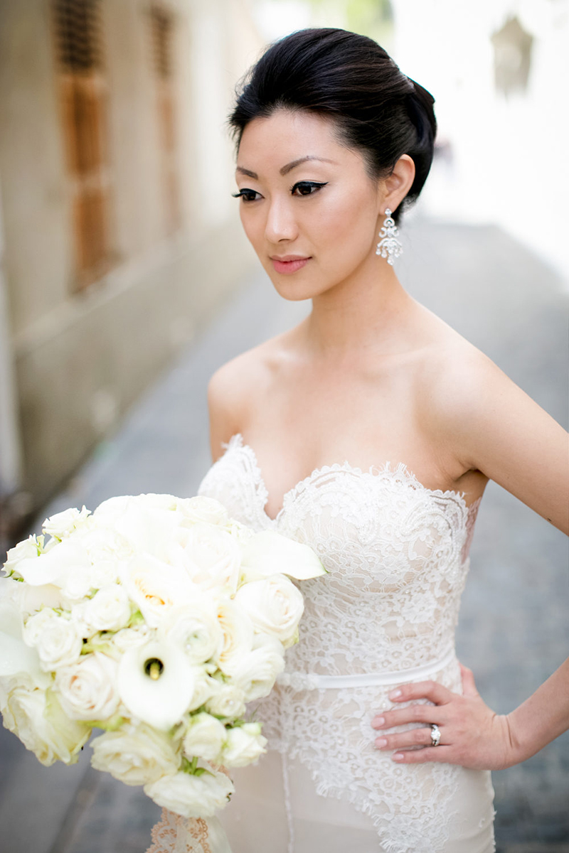 Noiva oriental com maquiagem natural em coque clássico e véu.