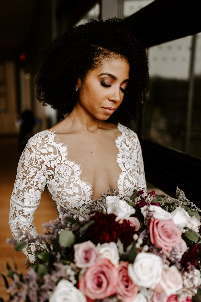 Noiva negra sorrindo com maquiagem natural, realçando o contorno e os lábios com batom nude.