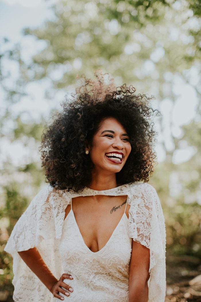 Noiva negra com maquiagem noturna e delineado marcante, representando inspirações de maquiagem para noivas negras.