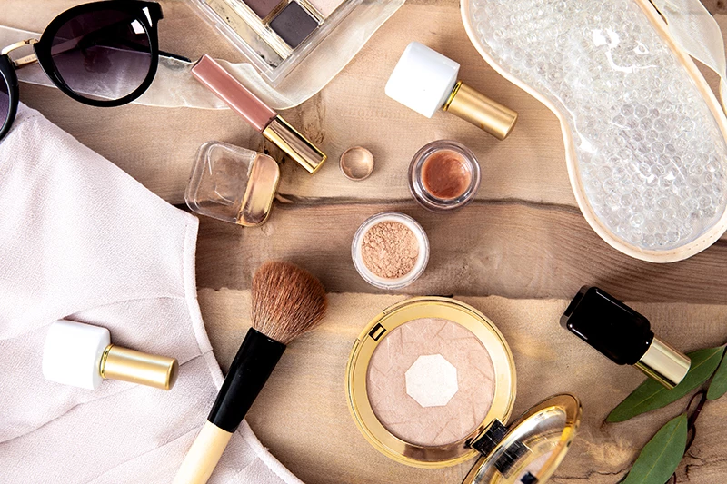 Produtos de maquiagem vegana em bancada