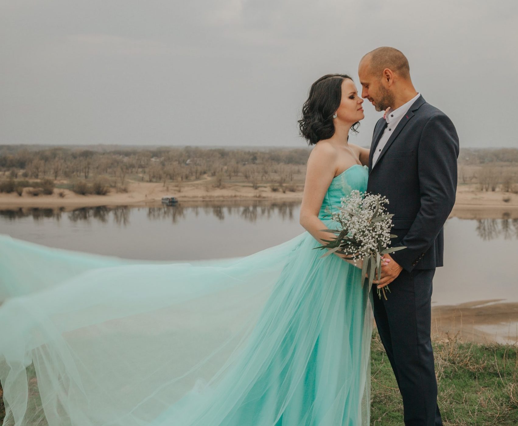 Vestido de noiva com cor: verde em versões claras e escuras