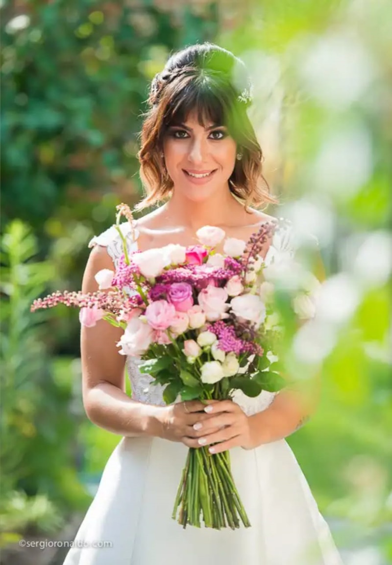 Maxi buquê em tons neutros em casamento ao ar livre