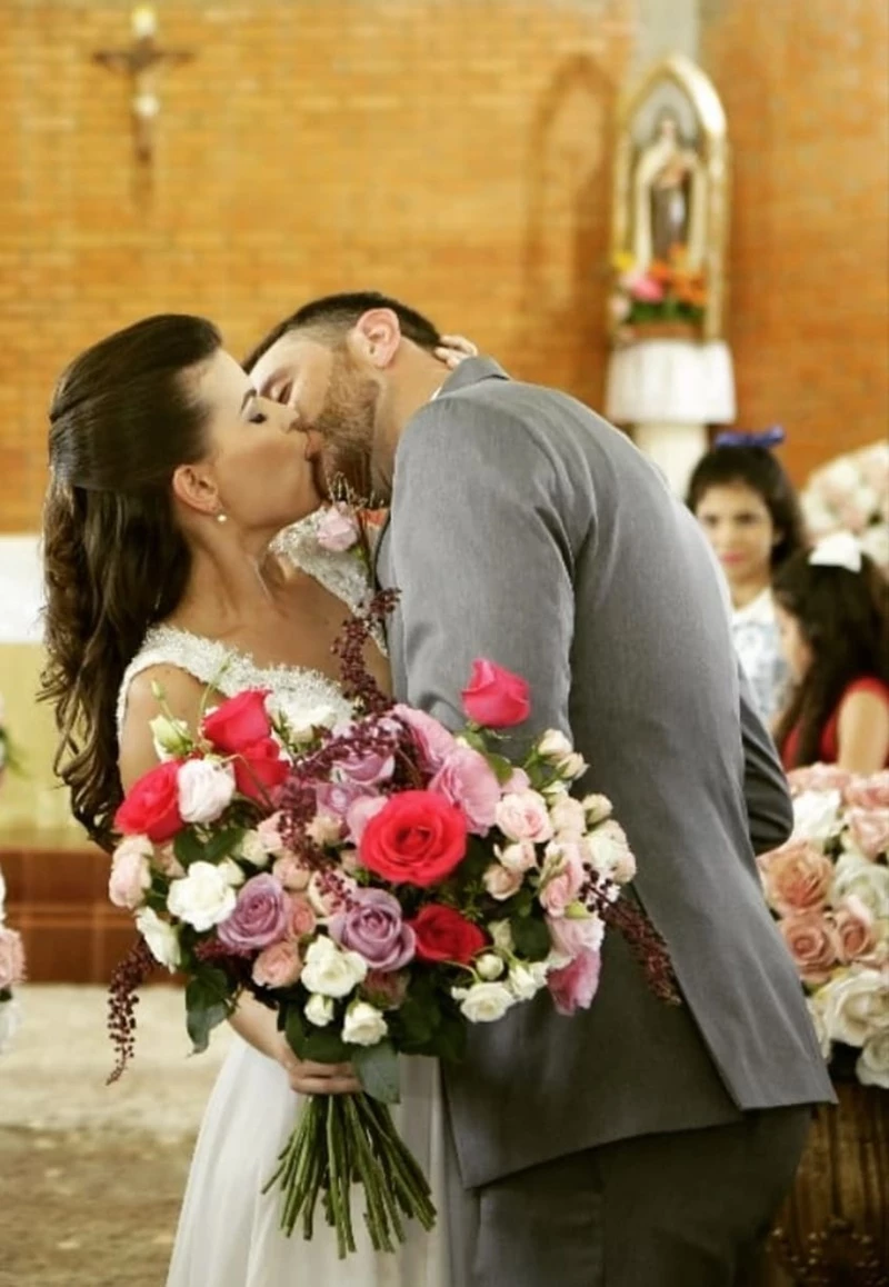 Noiva segurando maxi buquê na altura do quadril