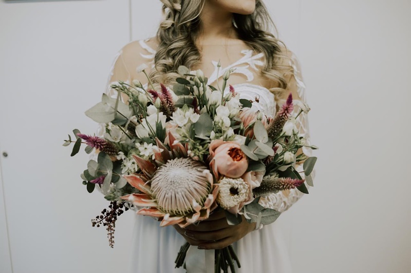 Maxi buquê vibrante com flores grandes e folhagens em cascata